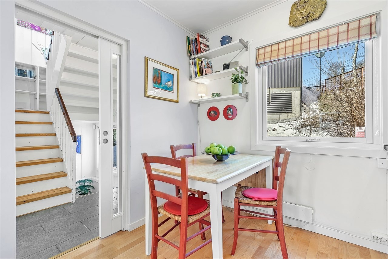 Det er plass til et lite kjøkkenbord ved vinduet på kjøkkenet. Smart skyvedør med glass mellom kjøkken og entré. Galleribilde