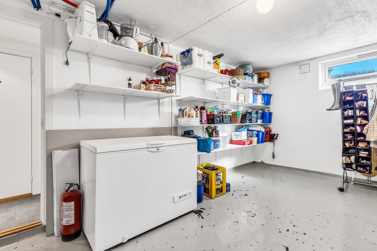 Kombinasjonsrom til vask og oppbevaring i kjeller. Galleribilde