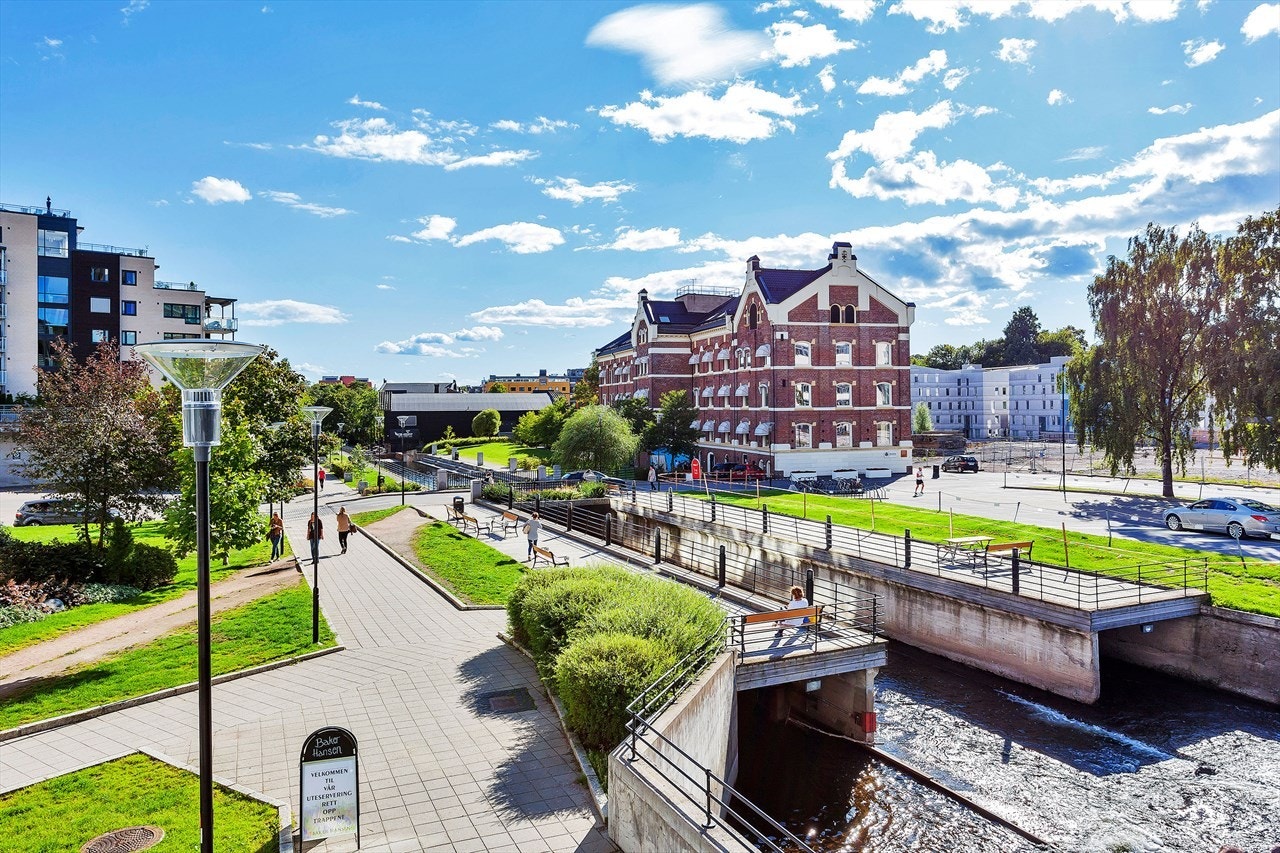 Kort gange ned skibakken til Akerselva hvor det er rent badevann fra Maridalsvannet. Flotte turstier langs elva helt ned til operaen. Her kan man kombinere en sykkeltur langs elva med urbant kafeliv. Galleribilde