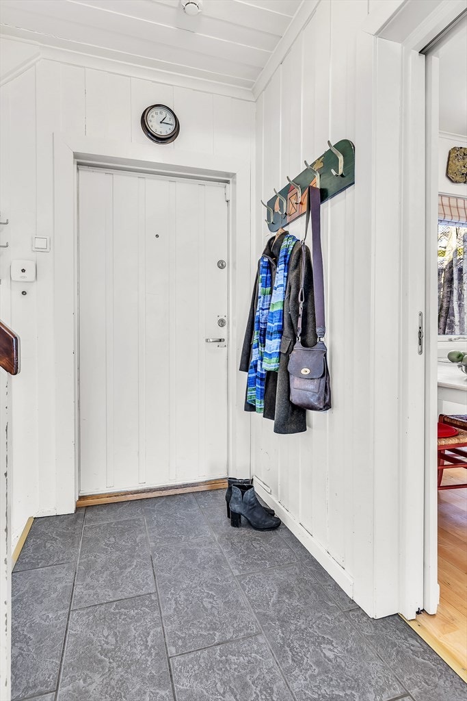 Entré med flislagt gulv. Plass til sko/tøy en halvtrapp ned. Galleribilde