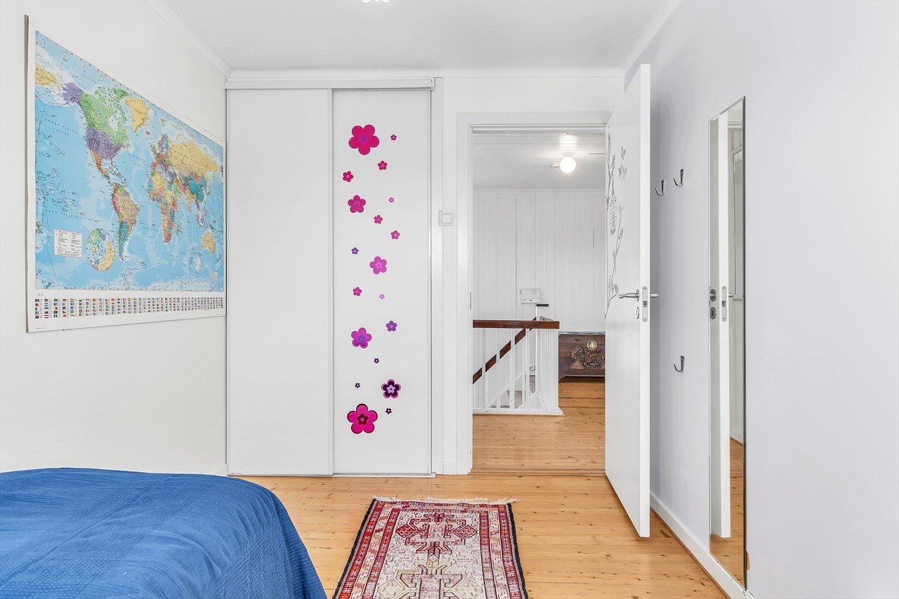 Soverom 2 med skyvedørsgarderobe. Galleribilde