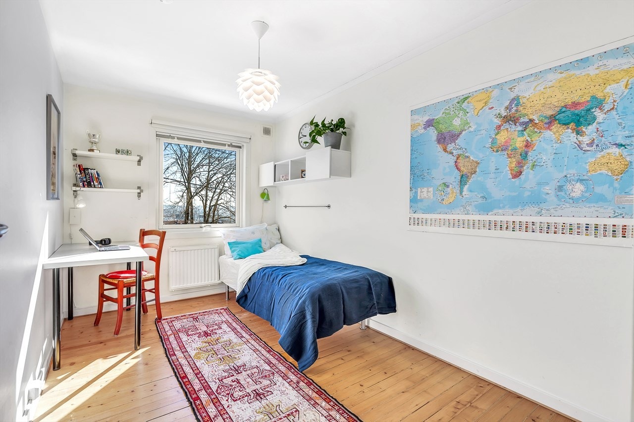 Stort barnerom med plass til seng, skap og skrivebord. Galleribilde