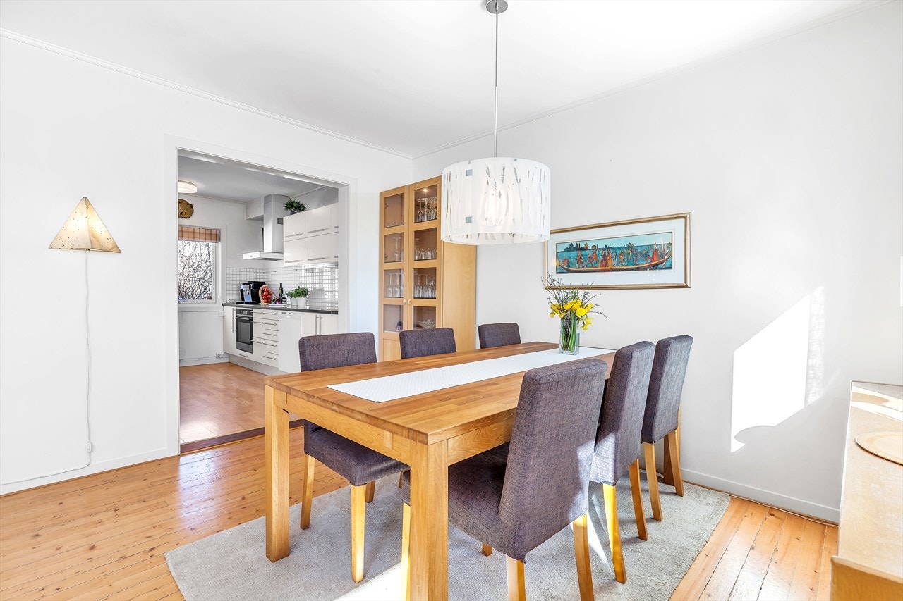 Stue med kjøkkenet i bakgrunnen. Galleribilde