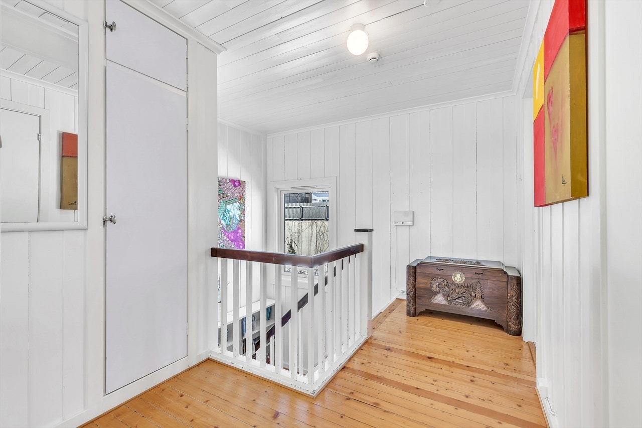 Luftig trappegang med kott og nedfellbar stige til loft. Galleribilde