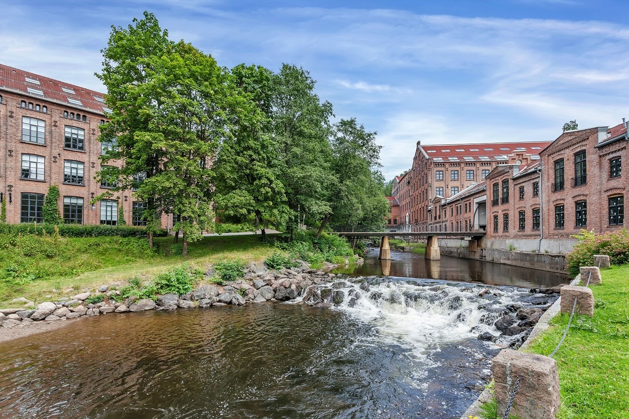 Flotte opparbeidede badeplasser langs elva fra Stilla og ned til Operaen. Nydalen og Storo Storsenter som har et bredt utvalg av forretninger og servicetilbud. Galleribilde
