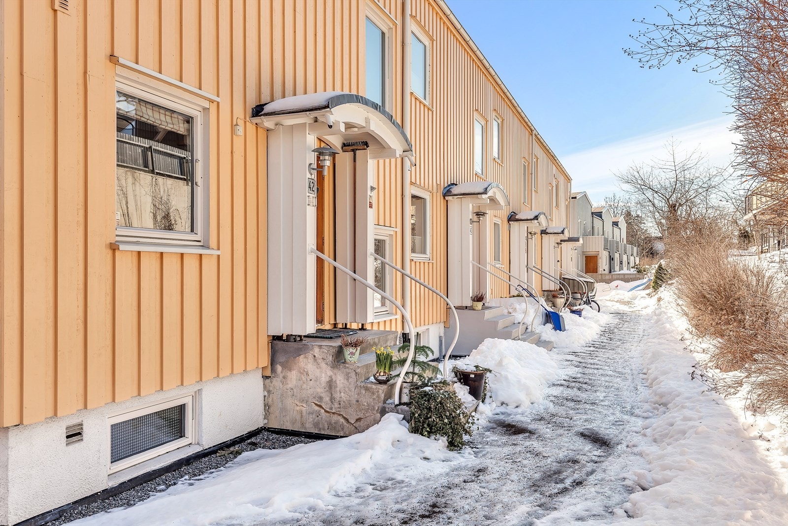 Trivelig inngangsparti og et velstelt ytre. Utebod og fellesbod "vegg-i-vegg". Galleribilde