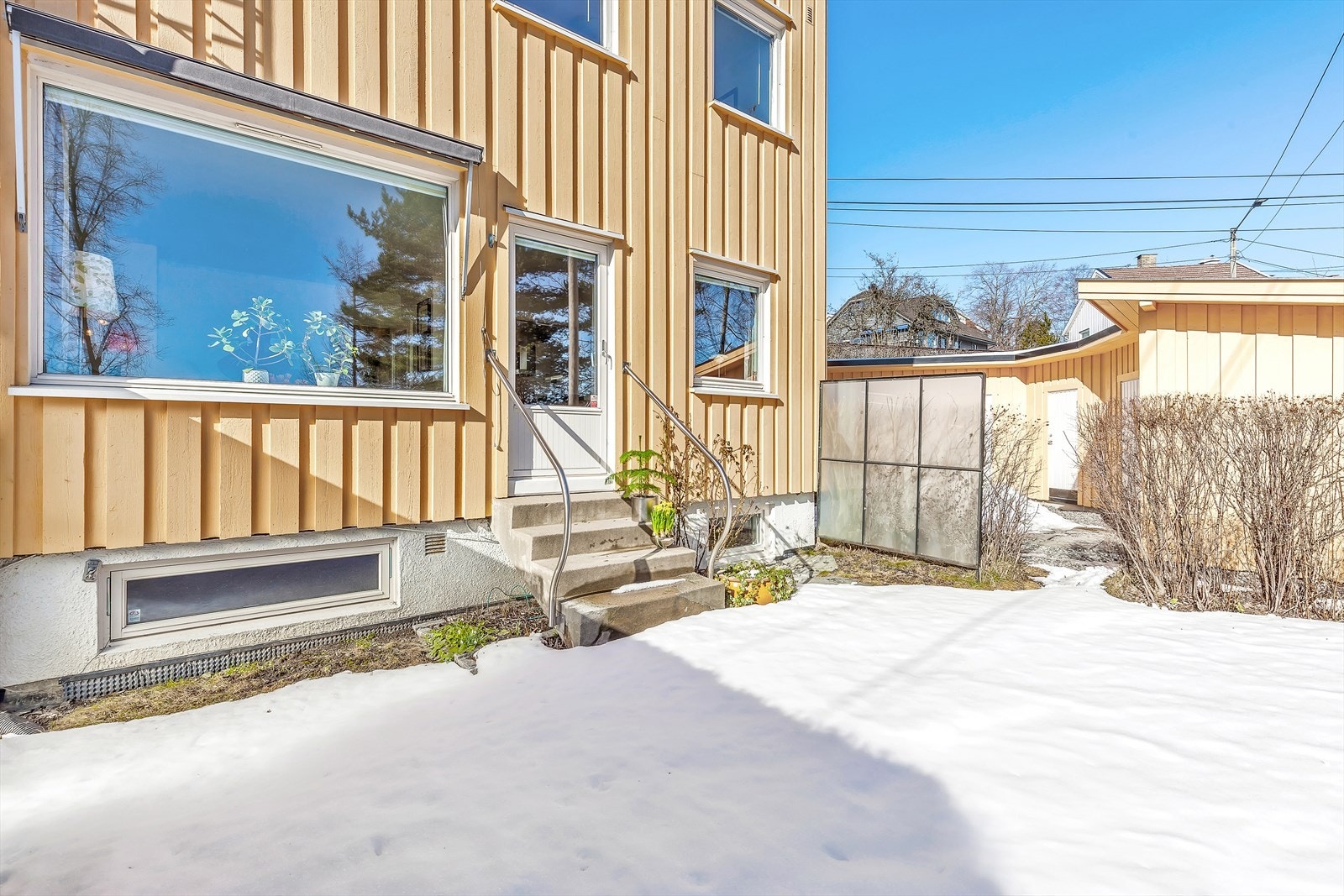 Et velholdt hus på enden. Det er anlagt nye yttertak, drenert, etterisolert, byttet vinduer og oppgradert elektrisk anlegg på enheten som ligger innerst på rekken av hus. Galleribilde