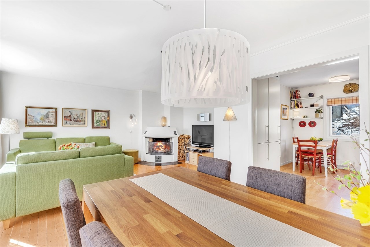 Stue med utvidet åpning mot kjøkkenet som gir gjennomgående lys. Galleribilde