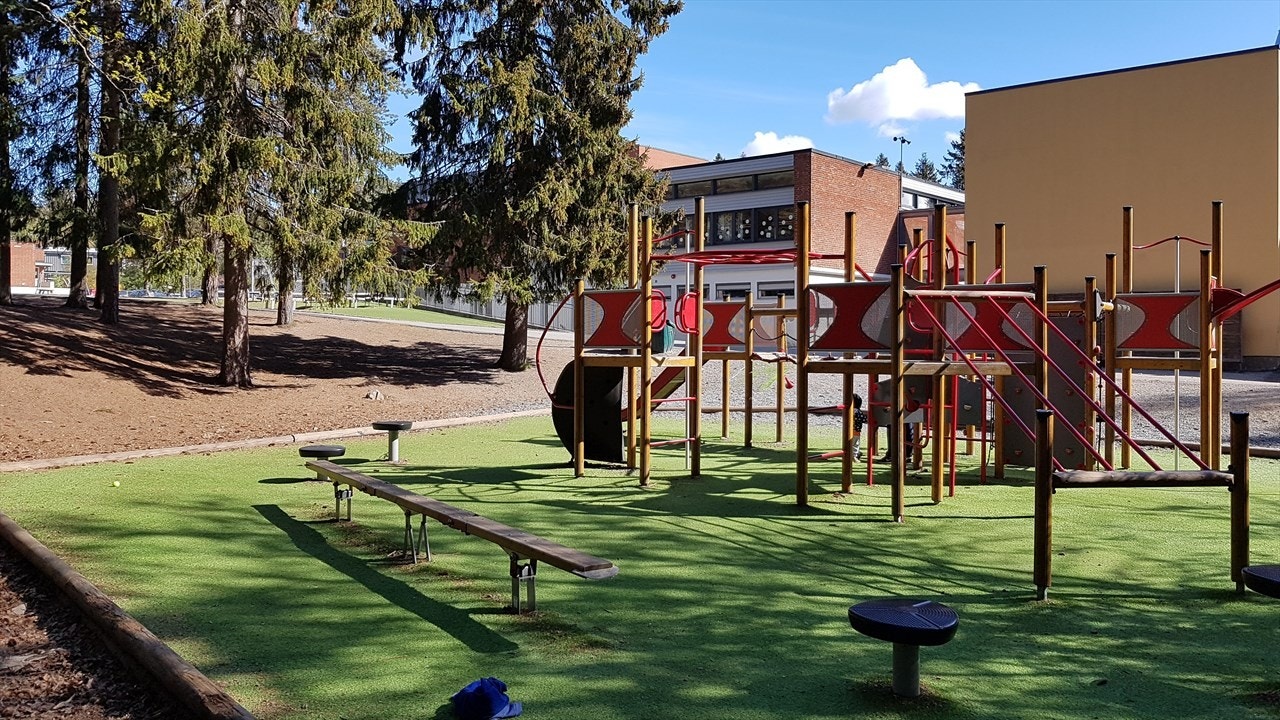 Skoletilknytning til svært populære Korsvoll barneskole. Her får barna nyte friminuttene i den frodige skolegården som ligger inntil skogen. Grinda ligger et steinkast unna. Galleribilde