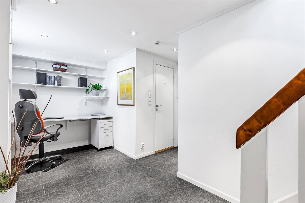 Innredet kontor i kjelleretasjen med vindu. Varmekabler i gulvet og downlights belysning i himling. Kott med lagringsplass under trappen. Galleribilde