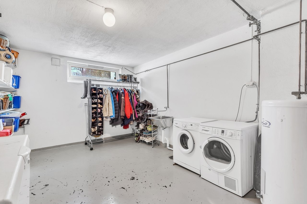 Stort, praktisk vaskerom/ mulitbrukrom med malte vegger og gulv. Opplegg for vaskemaskin. Stål skyllekum. Varmtvannsbereder. Godt med oppbevaringsplass. Galleribilde
