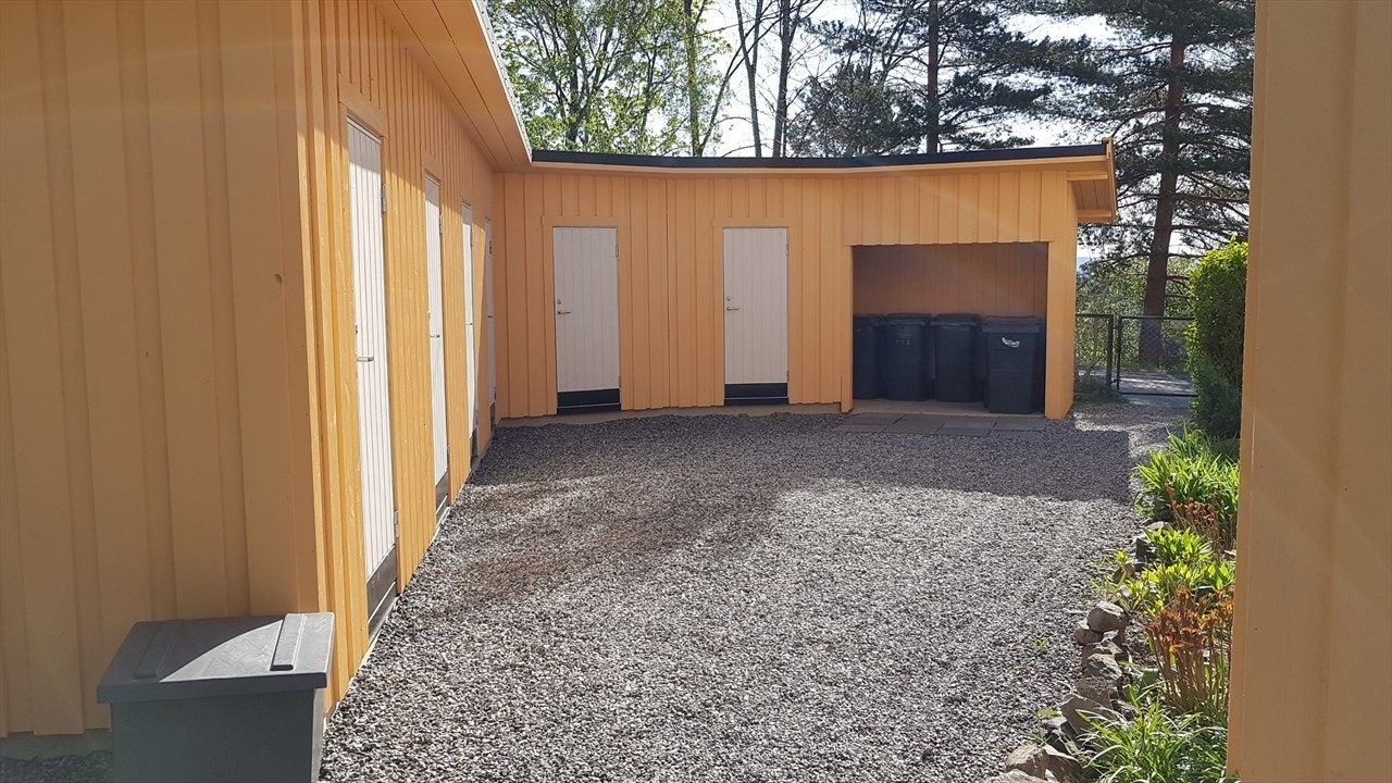 Bodareal ved enden av rekken. Egen bod på 3,5 kvm, samt fellesbod til benyttelse. Galleribilde