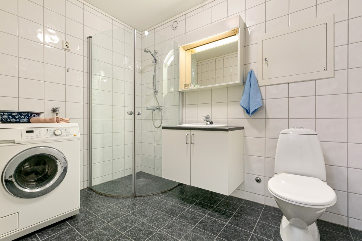 Baderom med dusjnisje, og rom for vask/tørk