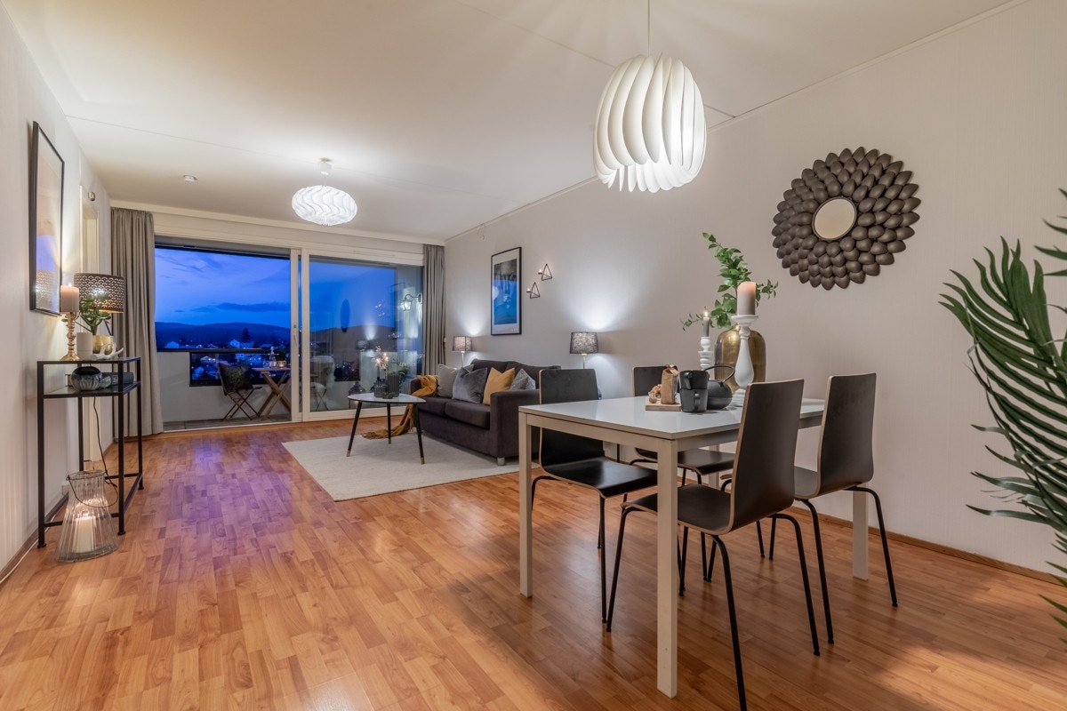 Romslig stue med fine muligheter for innredning Galleribilde