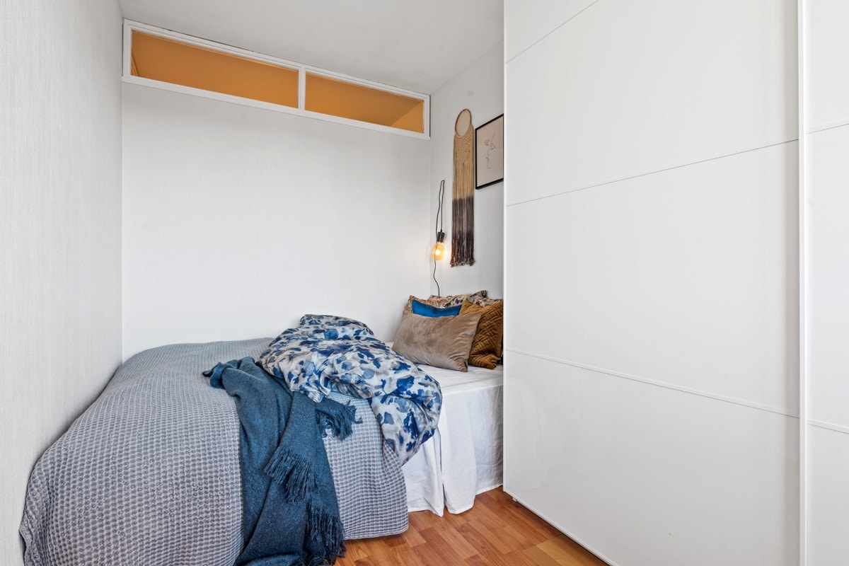 Leiligheten har et lyst soverom Galleribilde