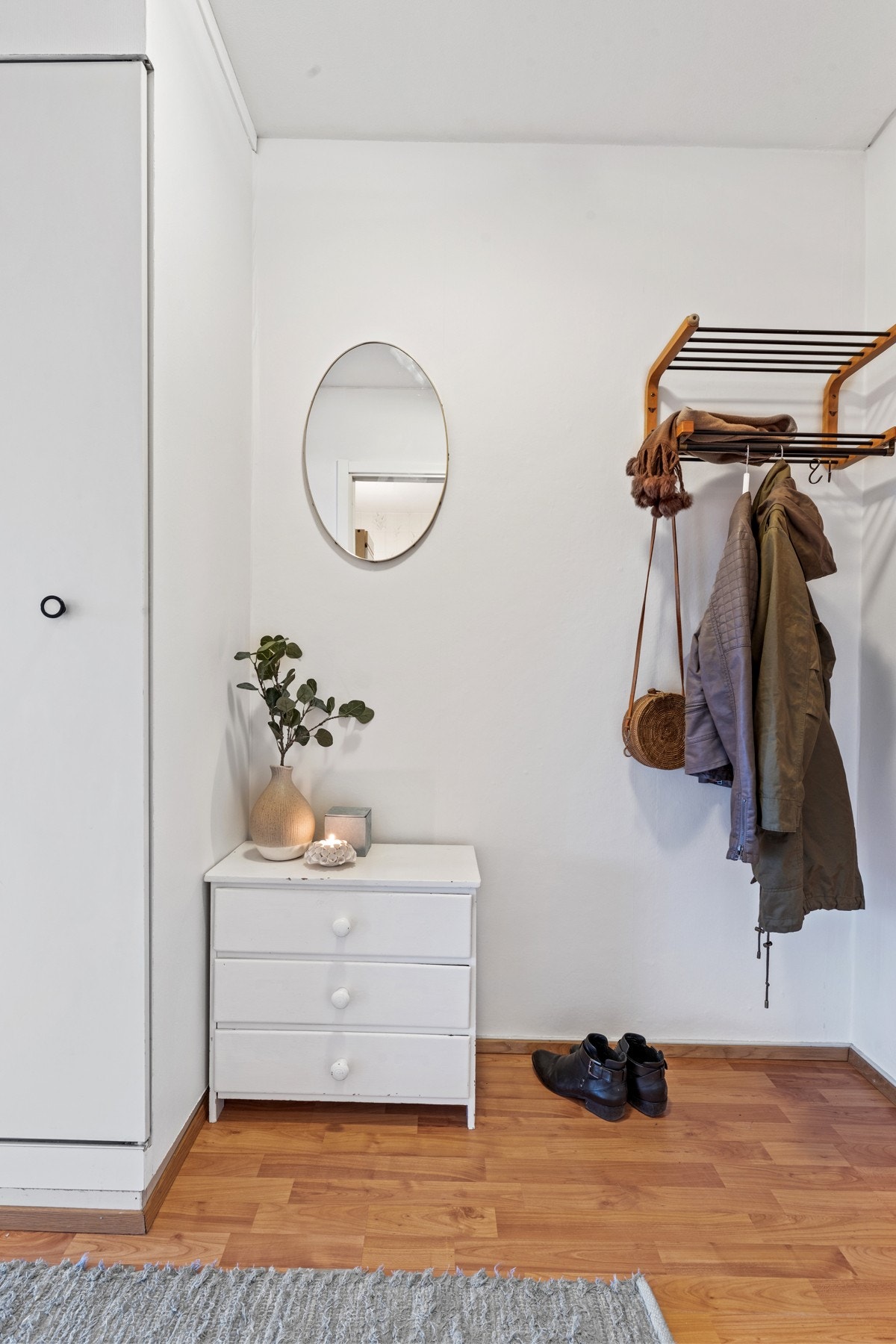 Trivelig entré med garderobeskap Galleribilde