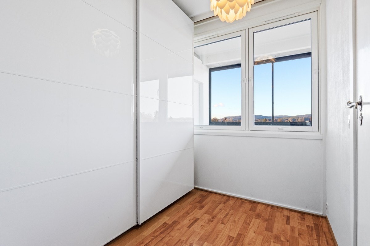 Soverommet er i dag innredet med skyvedørsgarderobe Galleribilde