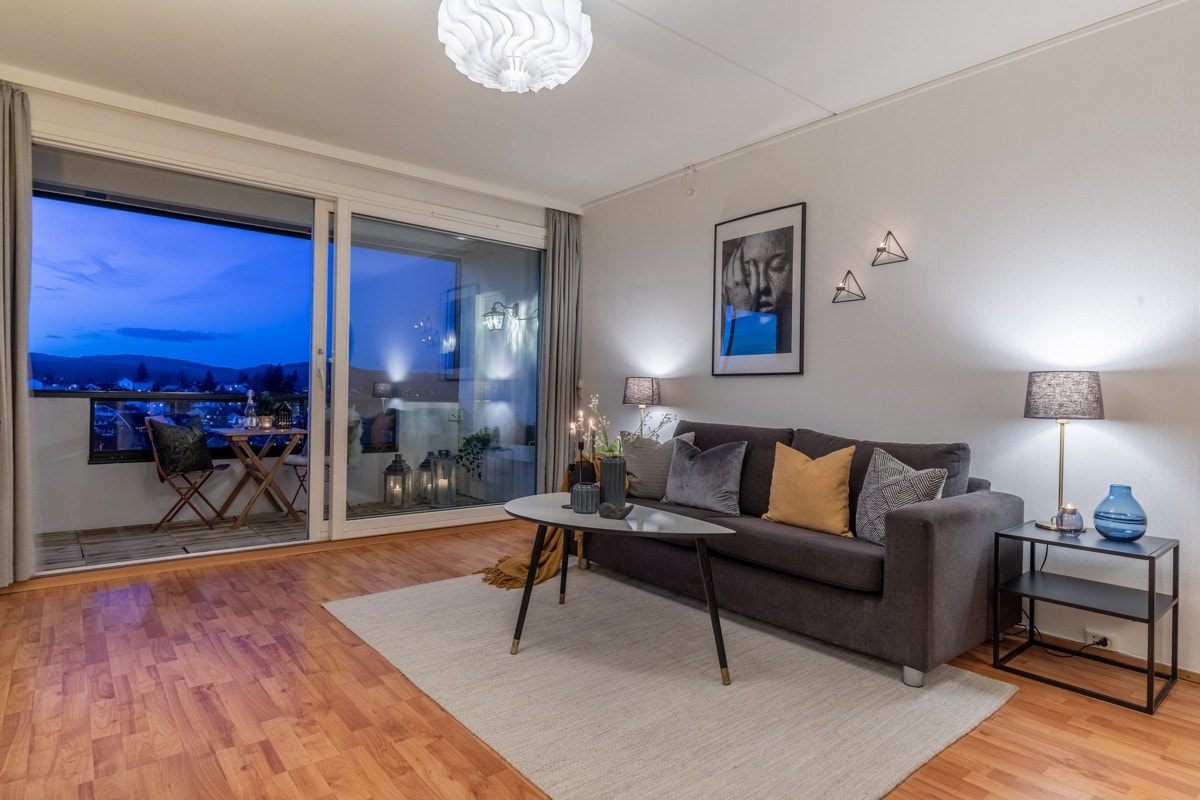 Med den store skyvedøren åpen, blir balkongen er naturlig forlengelse av stuen Galleribilde