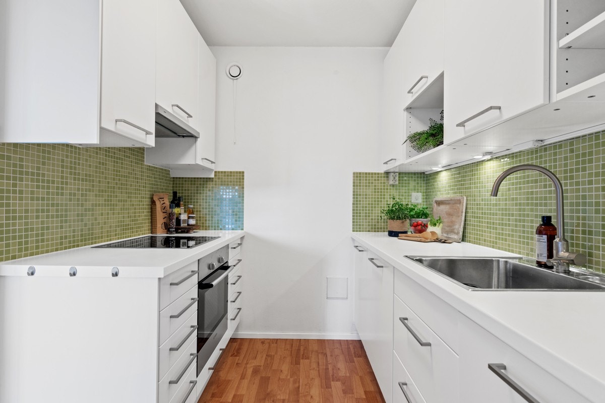 Integrerte hvitevarer som platetopp og ovn fra Bosch, kullfilter og oppvaskmaskin fra Ikea Galleribilde