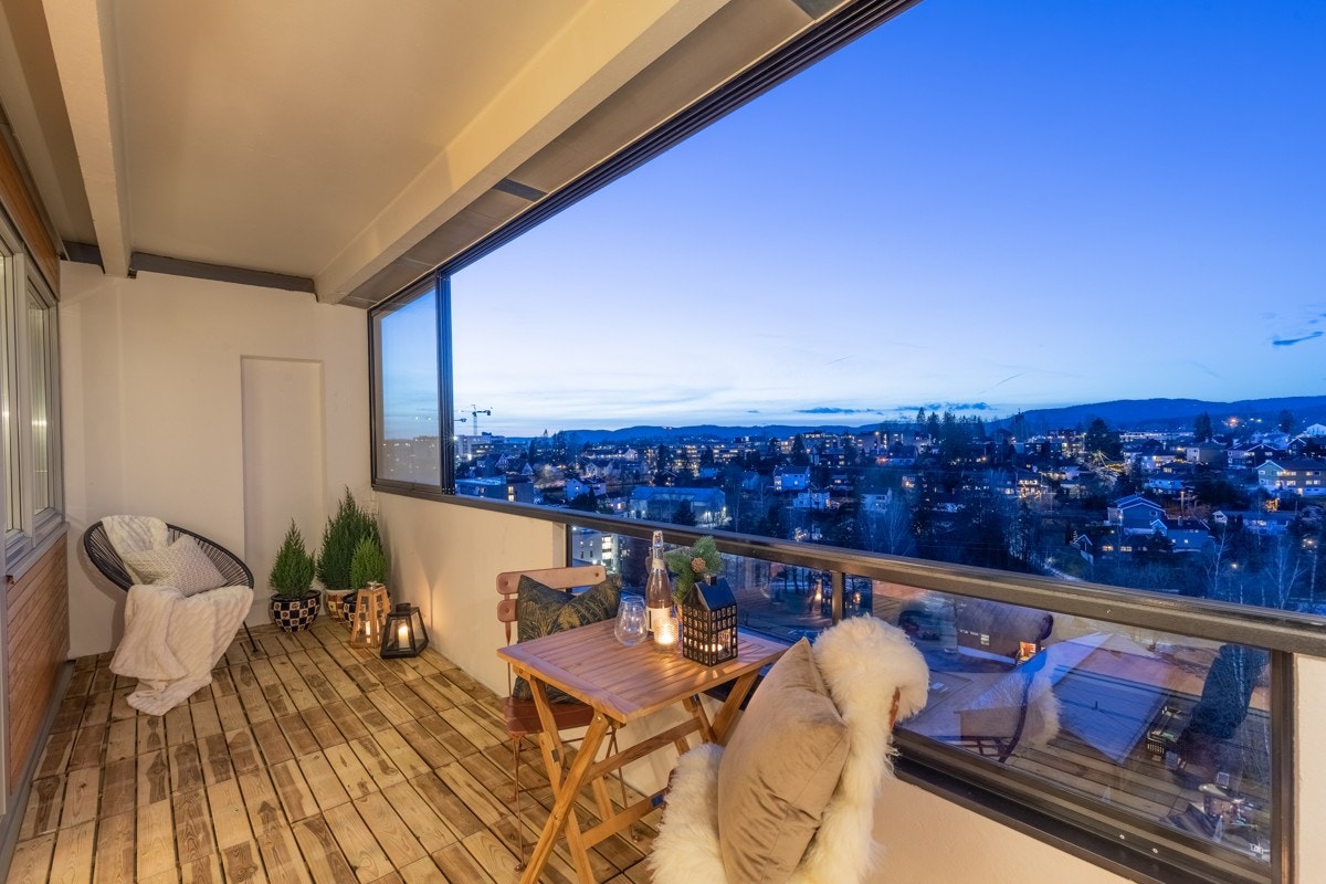 Leiligheten har en stor balkong med meget gode solforhold og et pent utsyn over nærområdet Galleribilde