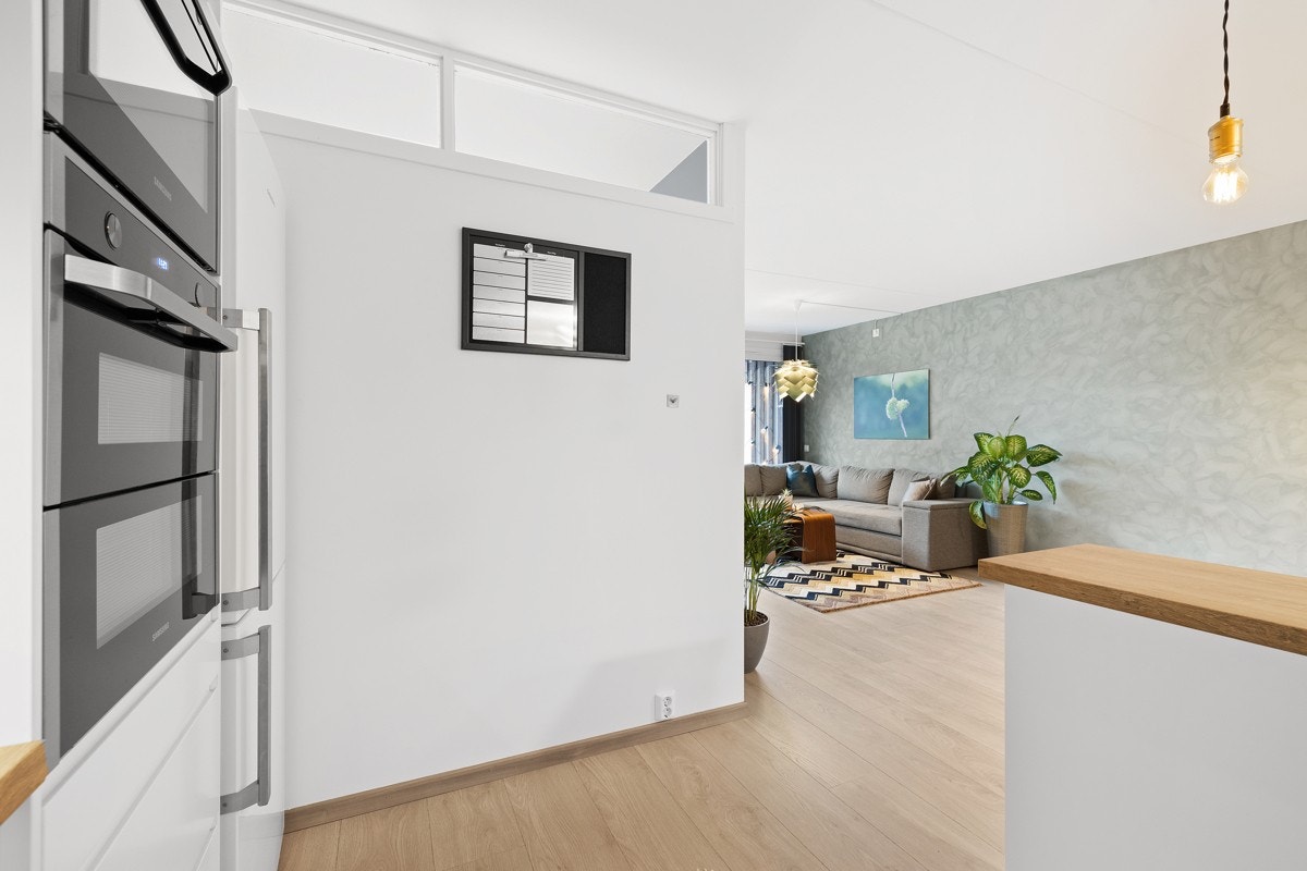 Kjøkkenet er utstyrt med integrete hvitevarer som oppvaskmaksin, induksjon platetopp, stekeovn og mikrobølgeovn Galleribilde