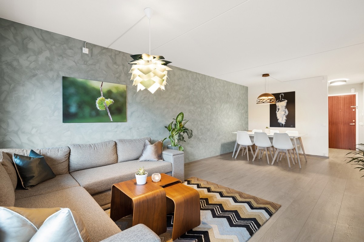 Romslig stue med god plass til sofagruppe og spisebord Galleribilde