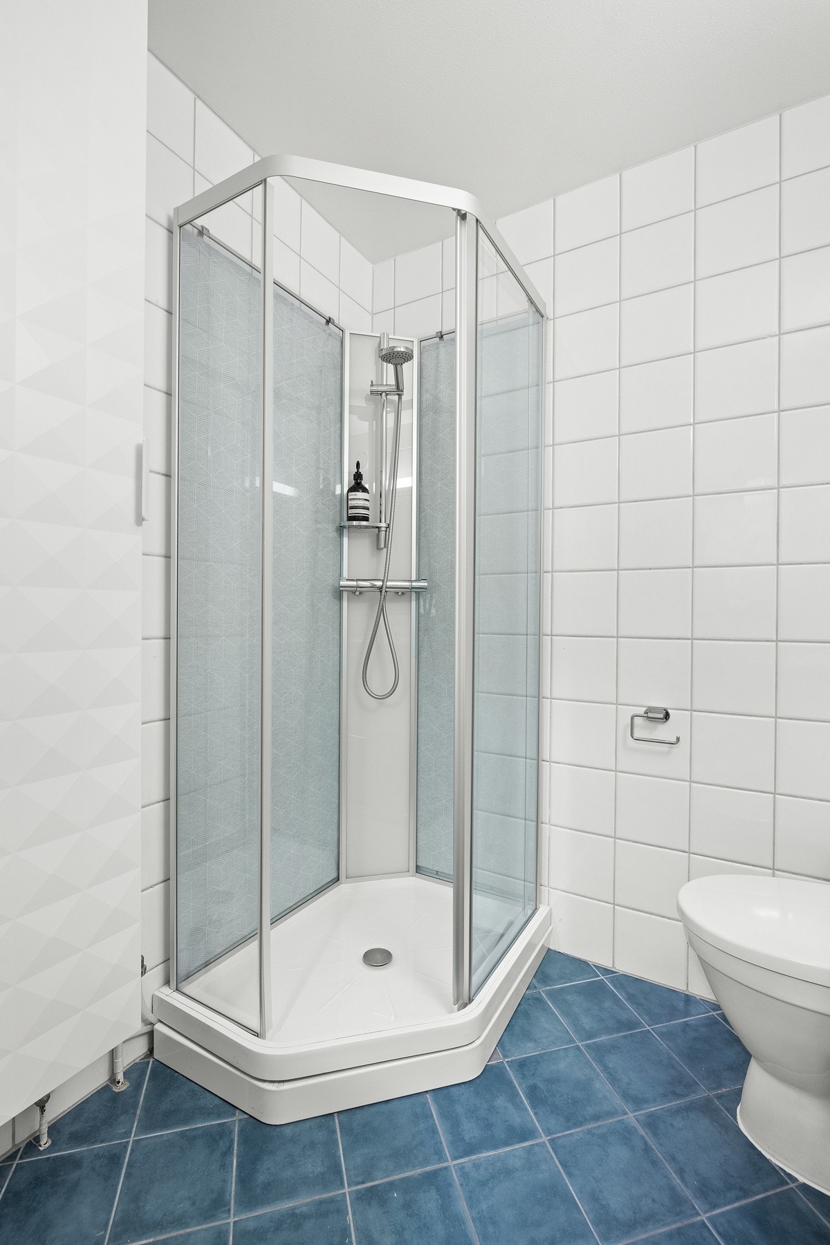 Badet er modernisert med nytt toalett, dusjkabinett og servantinnredning i 2018 Galleribilde