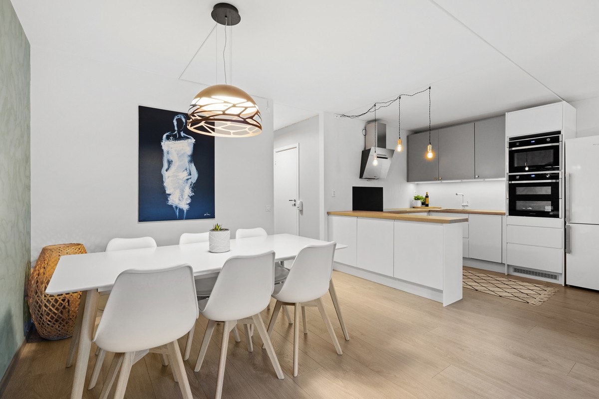 God planløsning med stue og kjøkken i åpen løsning Galleribilde