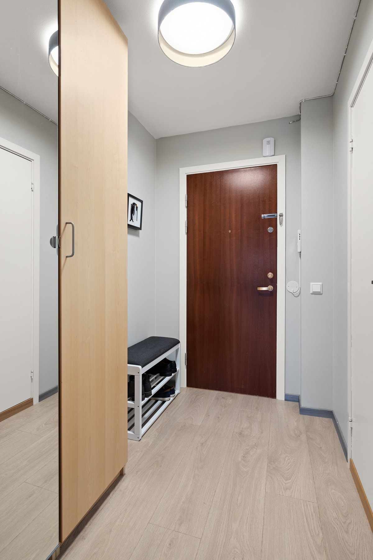 Praktisk entré med garderobeløsning som gir godt med plass til yttertøy og sko Galleribilde