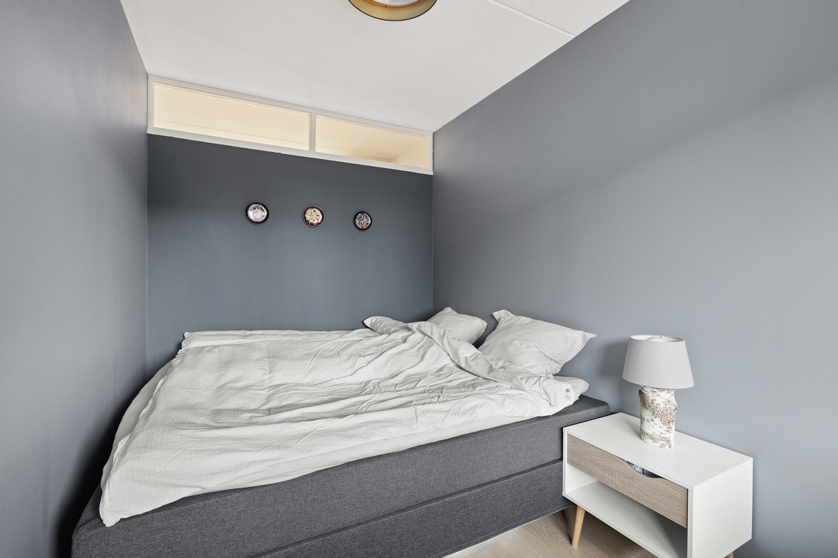 Soverommet har plass til seng og tilhørende møblement, samt et garderobeskap Galleribilde