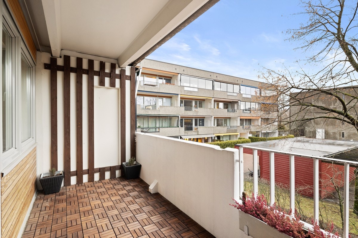 Balkongen vender mot sydvest med gode solforhold Galleribilde