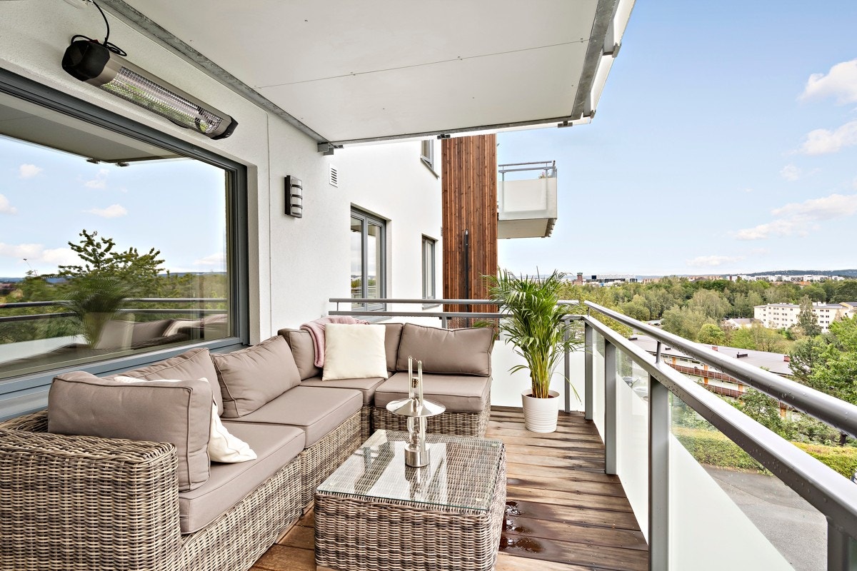 Solrik balkong med god plass til hagemøbler og grill. Galleribilde