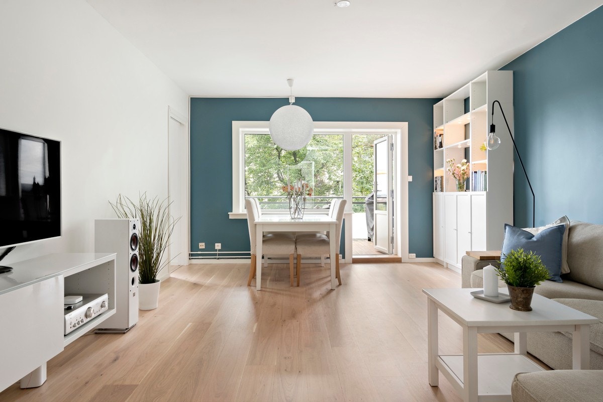 Stuen er lys og luftig med plass for både sofagruppe, spisebord og annet stuemøblement. Galleribilde