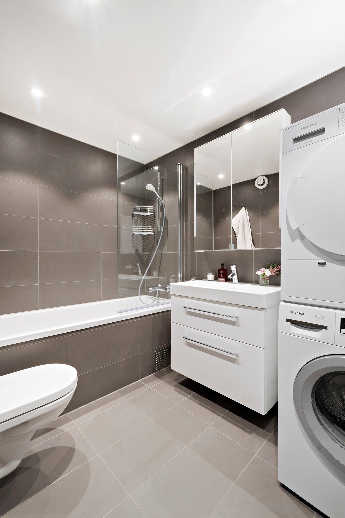 Moderne bad fra 2017, med badekar og opplegg for vaskemaskin/tørketrommel. Galleribilde