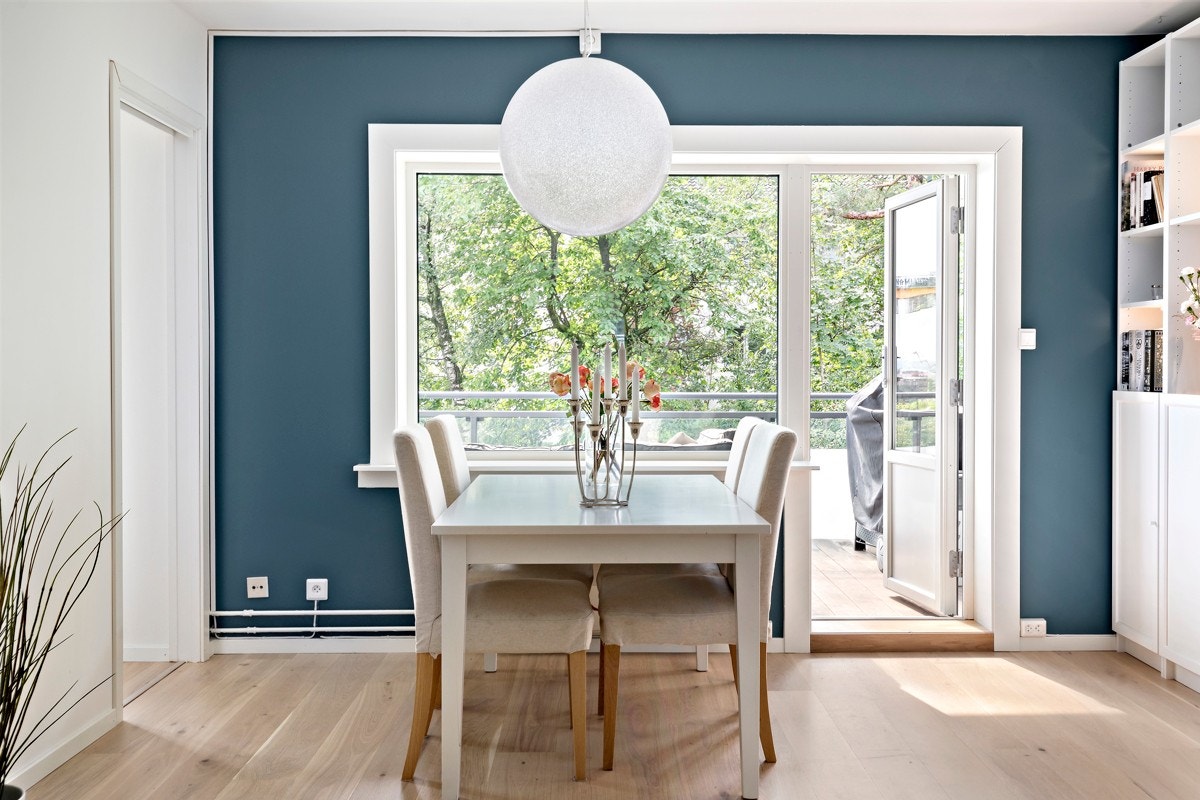 Fra stuen er det utgang til solrik balkong. Galleribilde