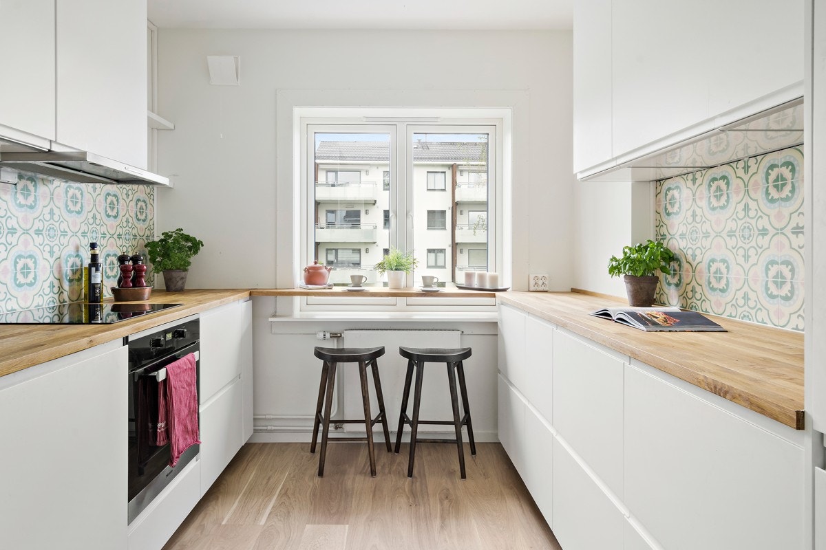 Innholdsrikt og stilfullt kjøkken med gode arbeidsflater og rikelig med skuffe- og skapløsninger. Galleribilde