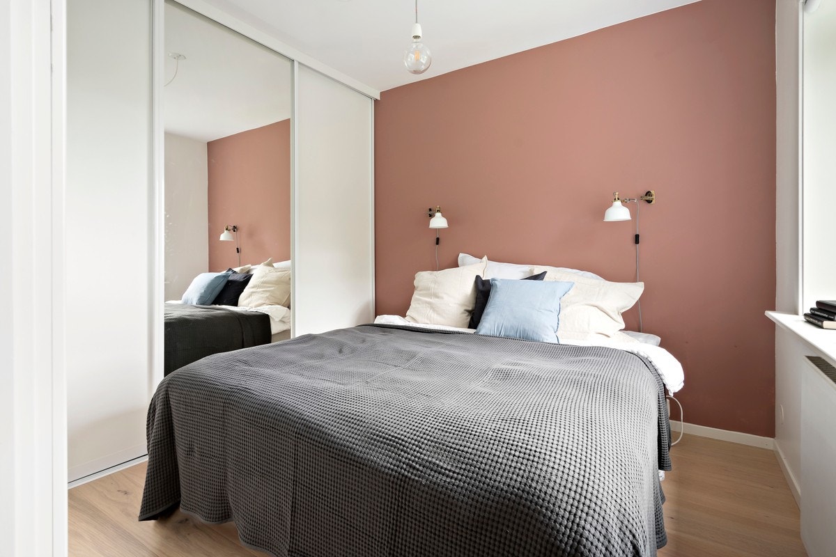 Hovedsoverom med praktisk skyvedørsgarderobe i speil. Galleribilde