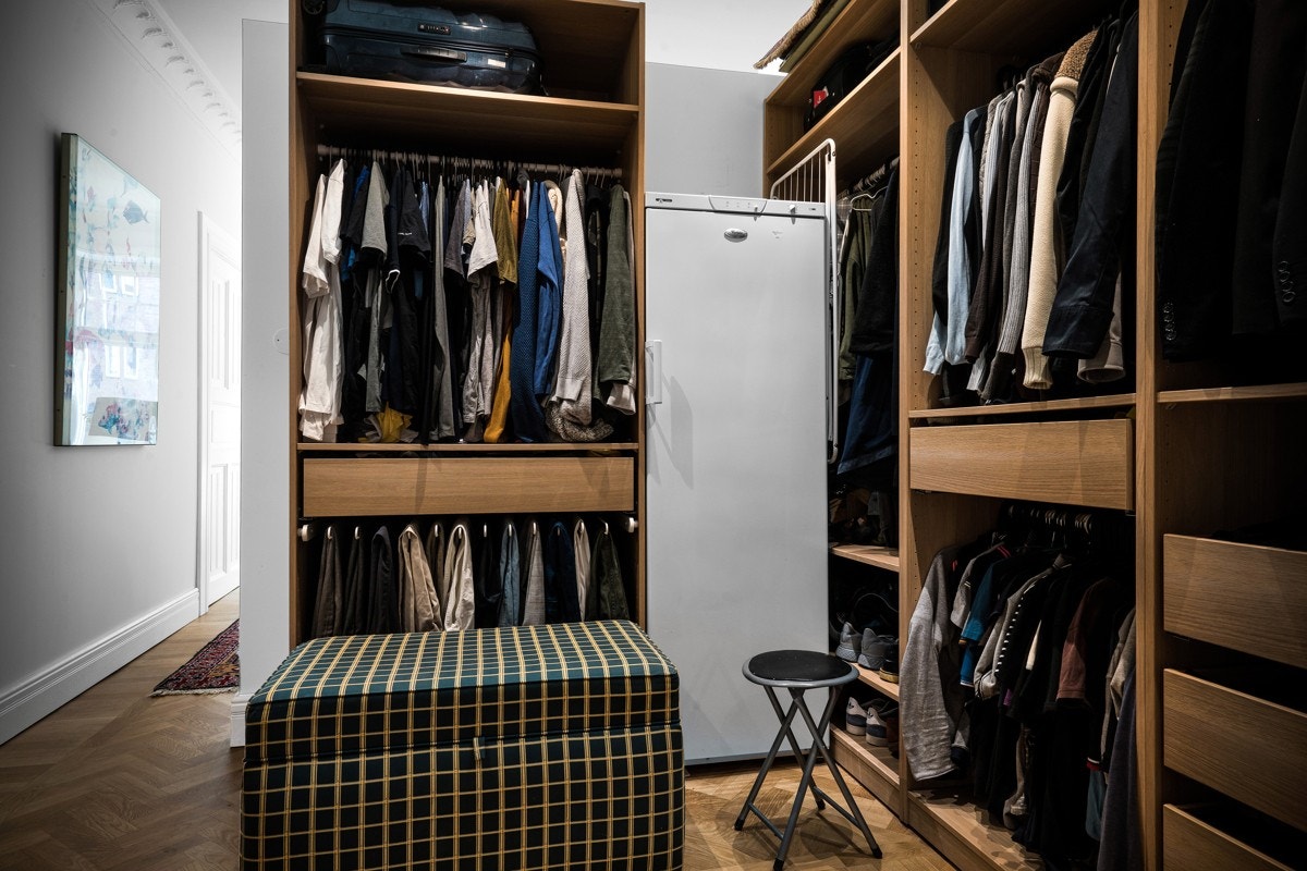 Garderoberom vis-a-vis hovedsoverom. Galleribilde