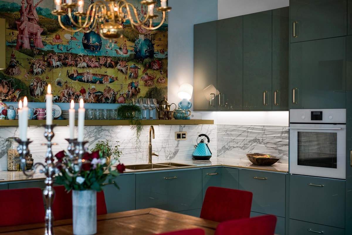 Det er fliser fra Atlas Concorde mellom benk og overskap. Fliser og benkeplater er svært solide og tåler over 1000 grader, syre etc. Galleribilde