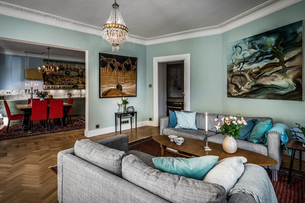 Den store hjørnestuen ligger i flukt med det moderne spisekjøkkenet. Galleribilde