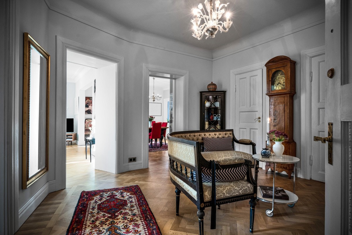 Stor hall knytter rommene sammen og gir leiligheten en spesielt luftig følelse. Galleribilde