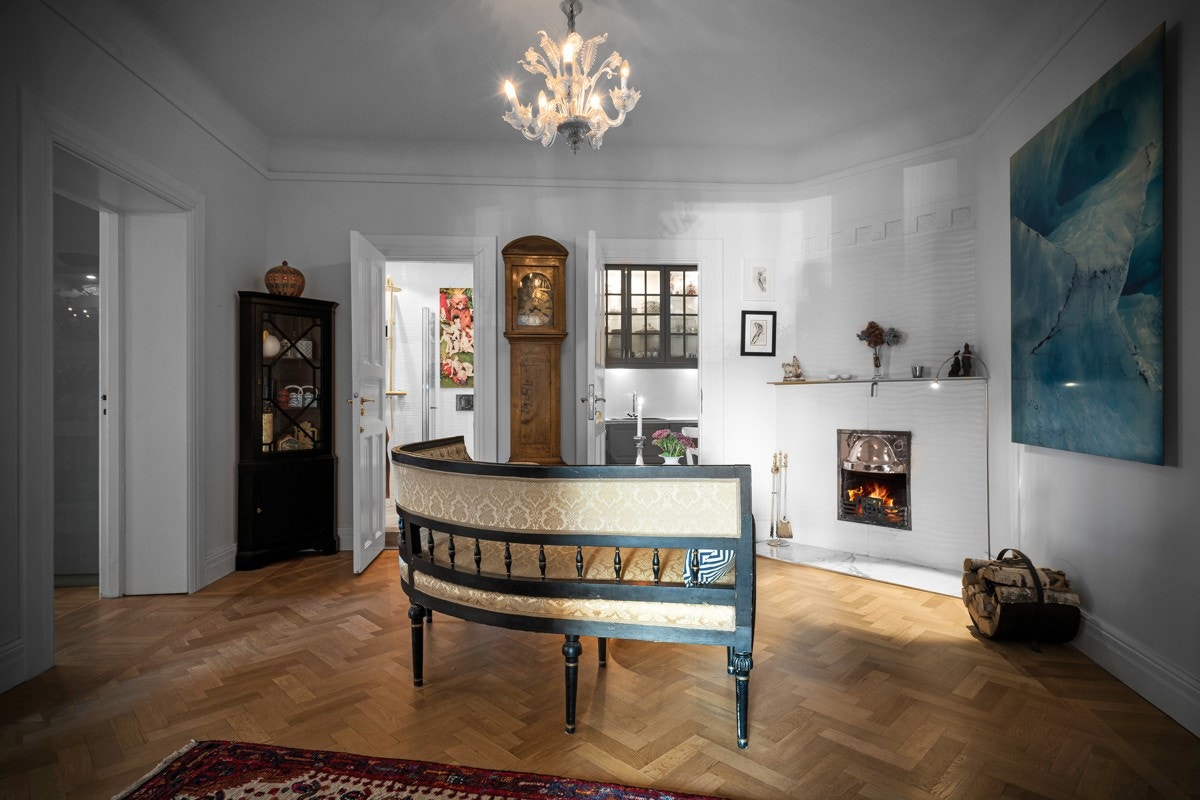 Stor hall med peis i tredimensjonale fliser fra Atlas Concorde med original kobberhette. Galleribilde