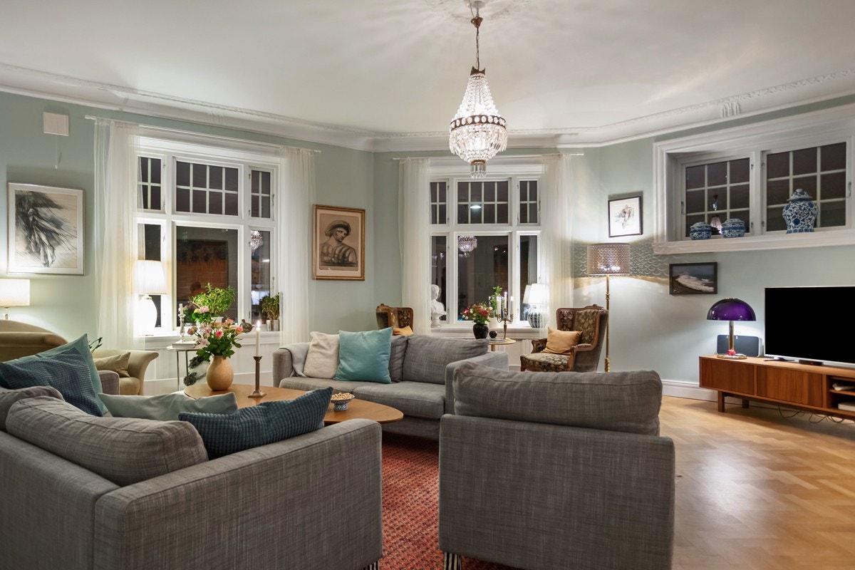 Stor og herskapelig hjørnestue med nye vinduer og vakkert fiskebensgulv. Galleribilde