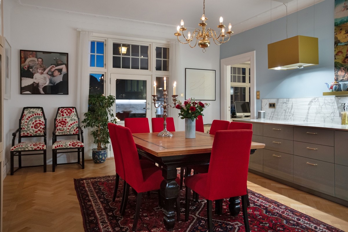 Kjøkkenet oppleves som et herlig sosialt rom og har utgang til solrik balkong. Galleribilde