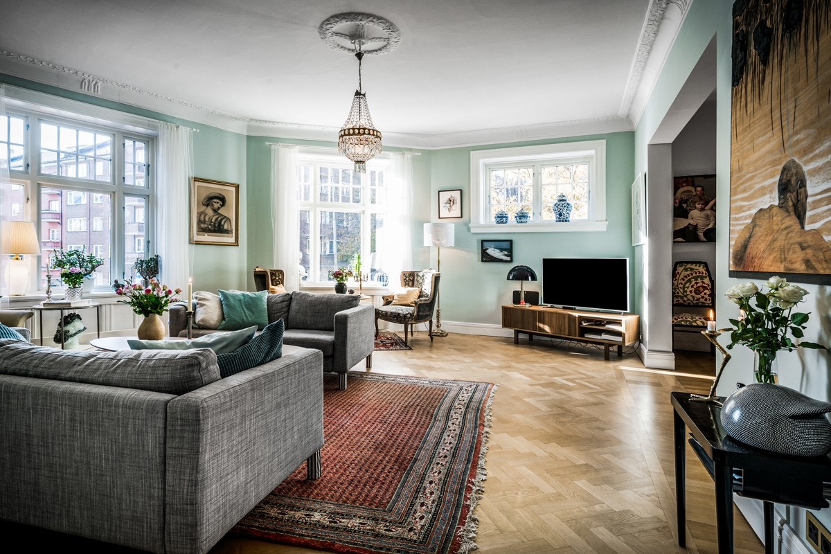 Det er nye støyisolerende vinduer ut mot gaten og klassiske elementer som stukkatur og rosetter er nøysomt bevart. Galleribilde