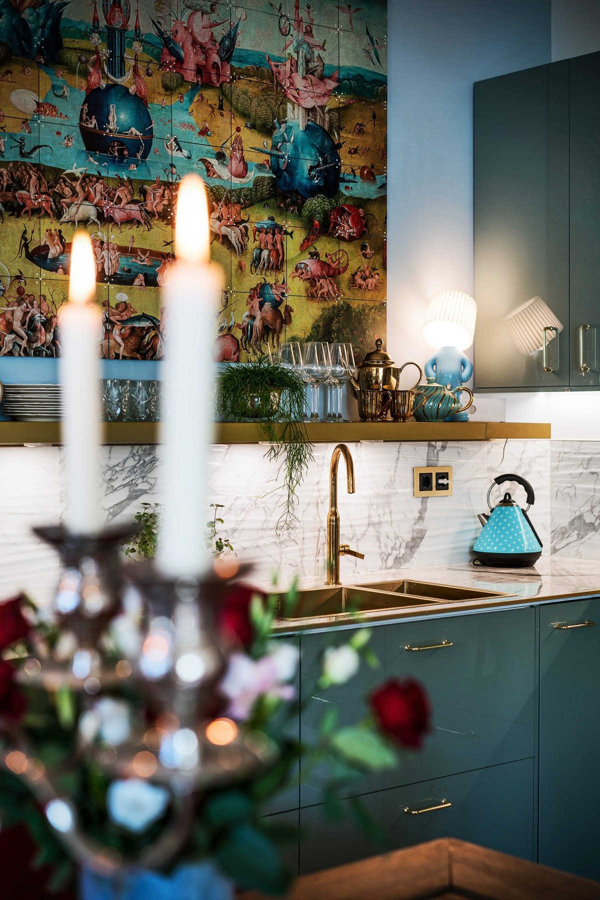 Moderne kjøkken med flotte detaljer i messing. Messingbrytere fra Gira er spesialutformet for denne leiligheten. Galleribilde