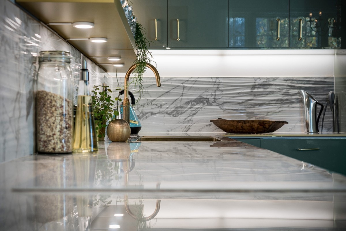 Det er fliser fra Atlas Concorde mellom benk og overskap. Vask, kraner og annet messingutstyr fra Tapwell er vedlikeholdsfritt. Galleribilde