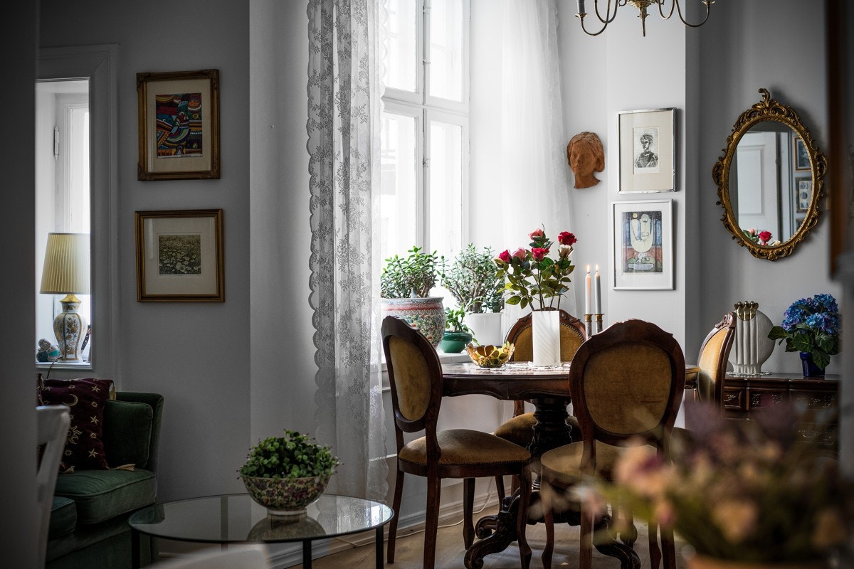 Hybelen vender i sin helhet mot skjermet bakgård og har egen inngang via baktrapp. Galleribilde