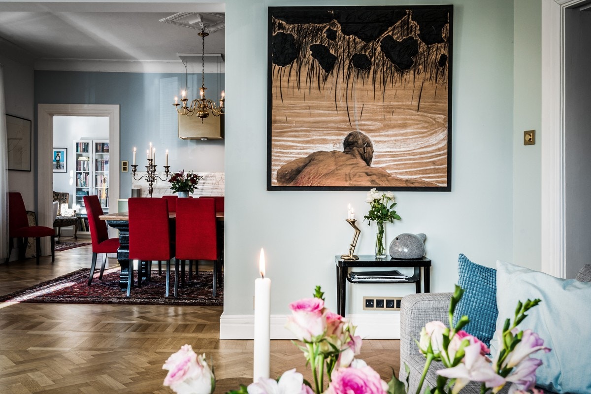 Det er et nydelig fiskebensgulv som er restaurert og lagt terskelfritt. Galleribilde