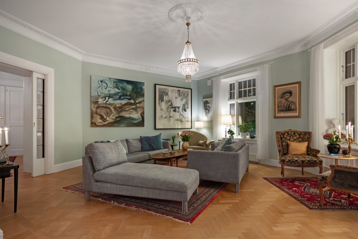 Stor og herskapelig hjørnestue med nye vinduer og vakkert fiskebensgulv. Galleribilde